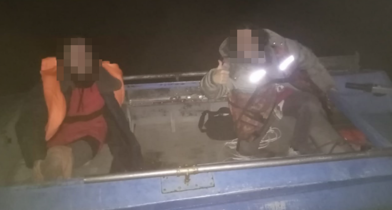 Моторная лодка с пассажирами застряла на Волге, оставшись без бензина