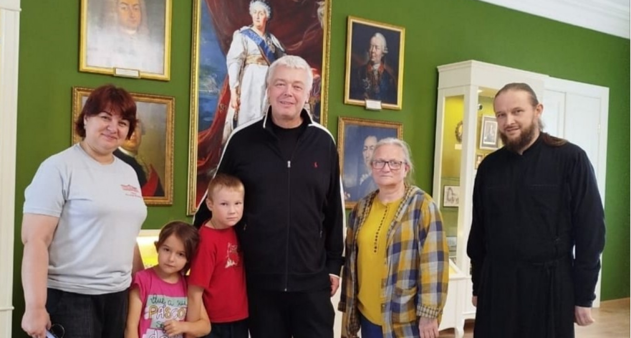 Актер и режиссер Александр Стриженов заглянул в чувашский музей и на выпускной школьников