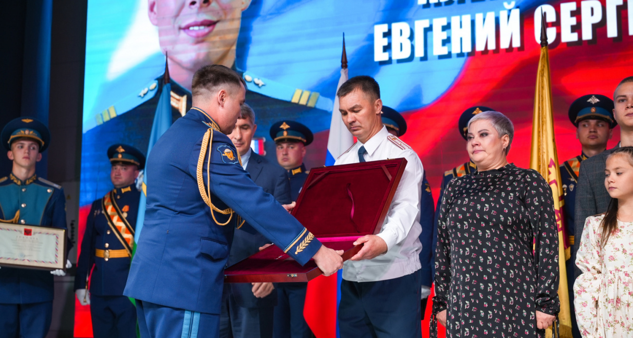 Родителям погибшего на СВО Героя России из Цивильска передали медаль "Золотая Звезда": "Наш сын мечтал защищать страну"