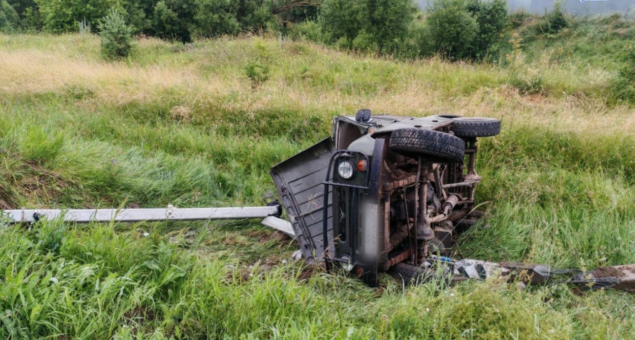 В Чувашии водитель без прав опрокинул в кювет УАЗ с маленьким ребенком в салоне