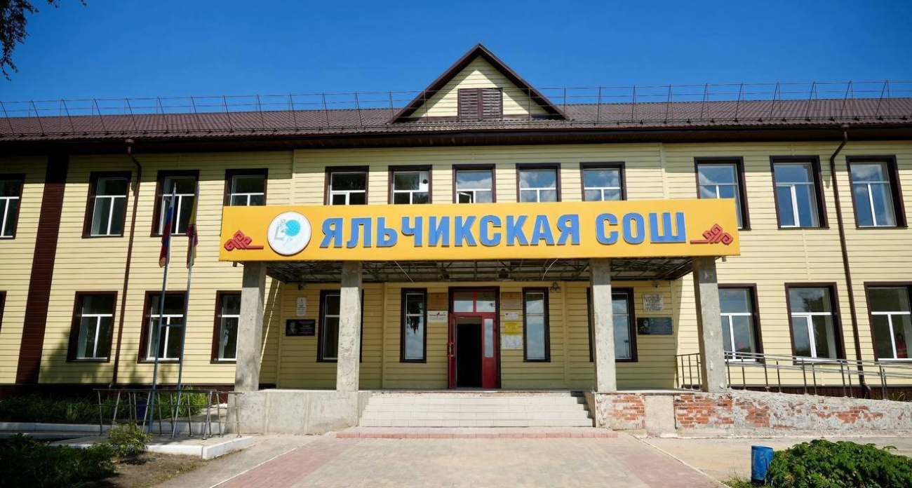 В Яльчиках продолжается капитальный ремонт школы имени Николая Петрова