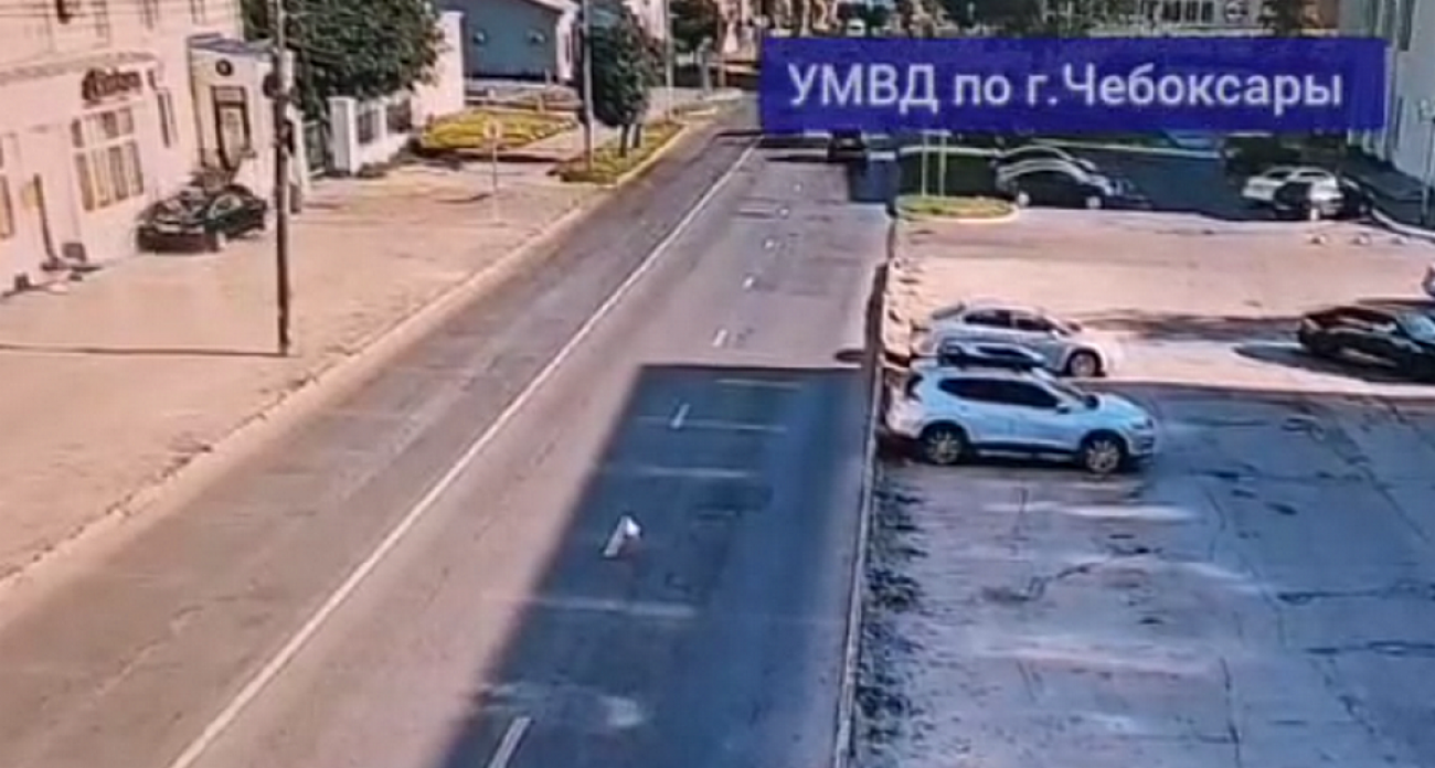 В Чебоксарах Mercedes с пассажирами влетел в здание