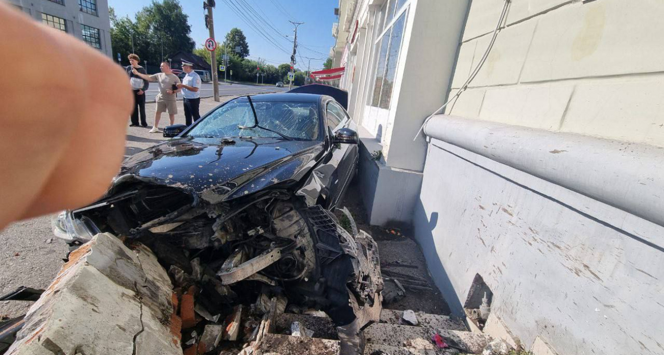 Стало известно о состоянии женщины и ребенка, которые были в Mercedes, влетевшем в здание