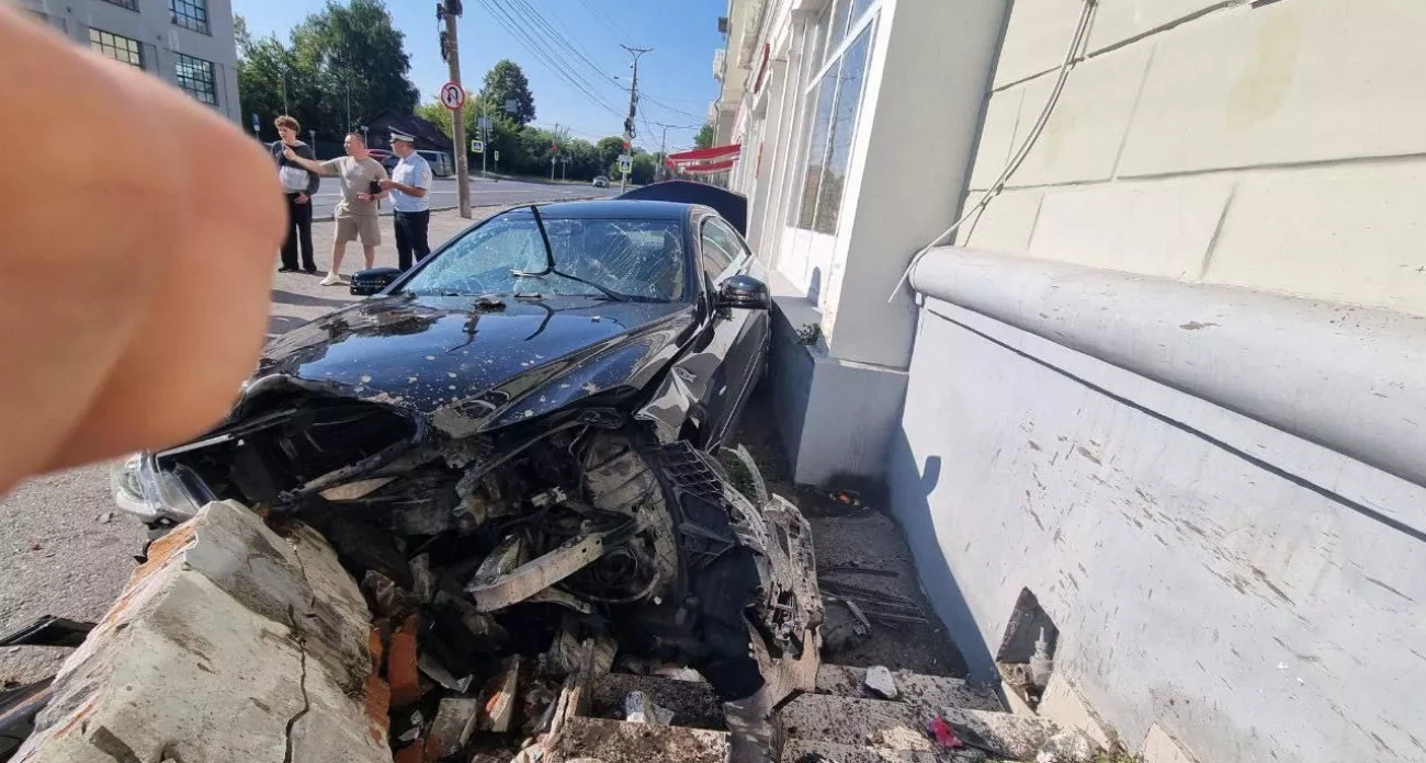 Чебоксары: главные новости за 2 августа - состояние пострадавших в ДТП с Mercedes и смерть от плесени в подвале