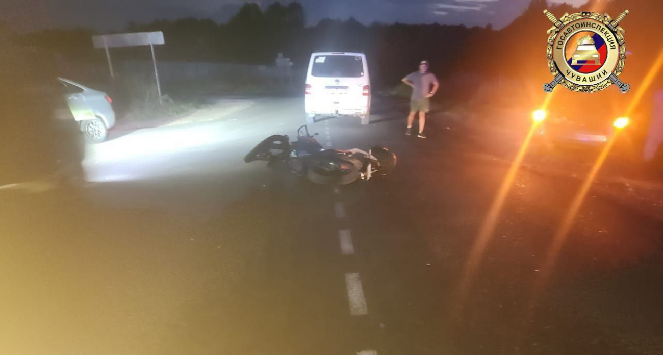 В Чебоксарском районе столкнулись легковушка и мотоцикл: мотоциклист в тяжелом состоянии