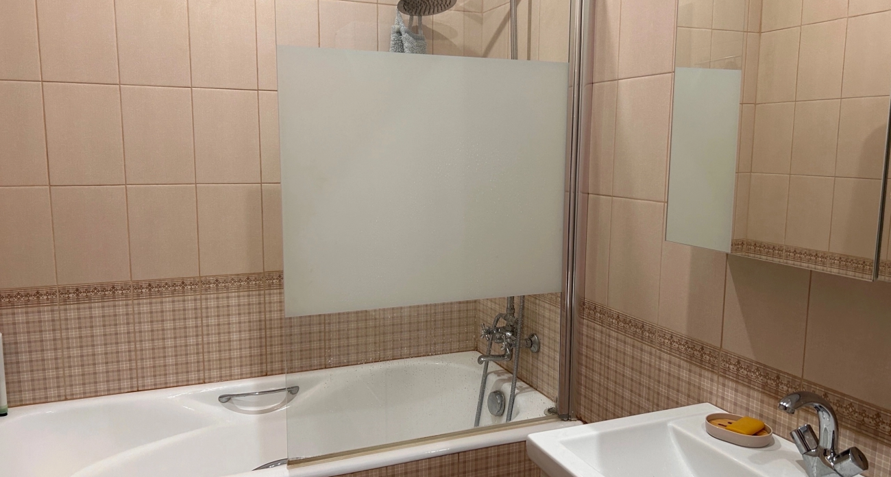 Этот предмет в вашей ванной смертельно опасен: превращается в рассадник микробов за несколько недель