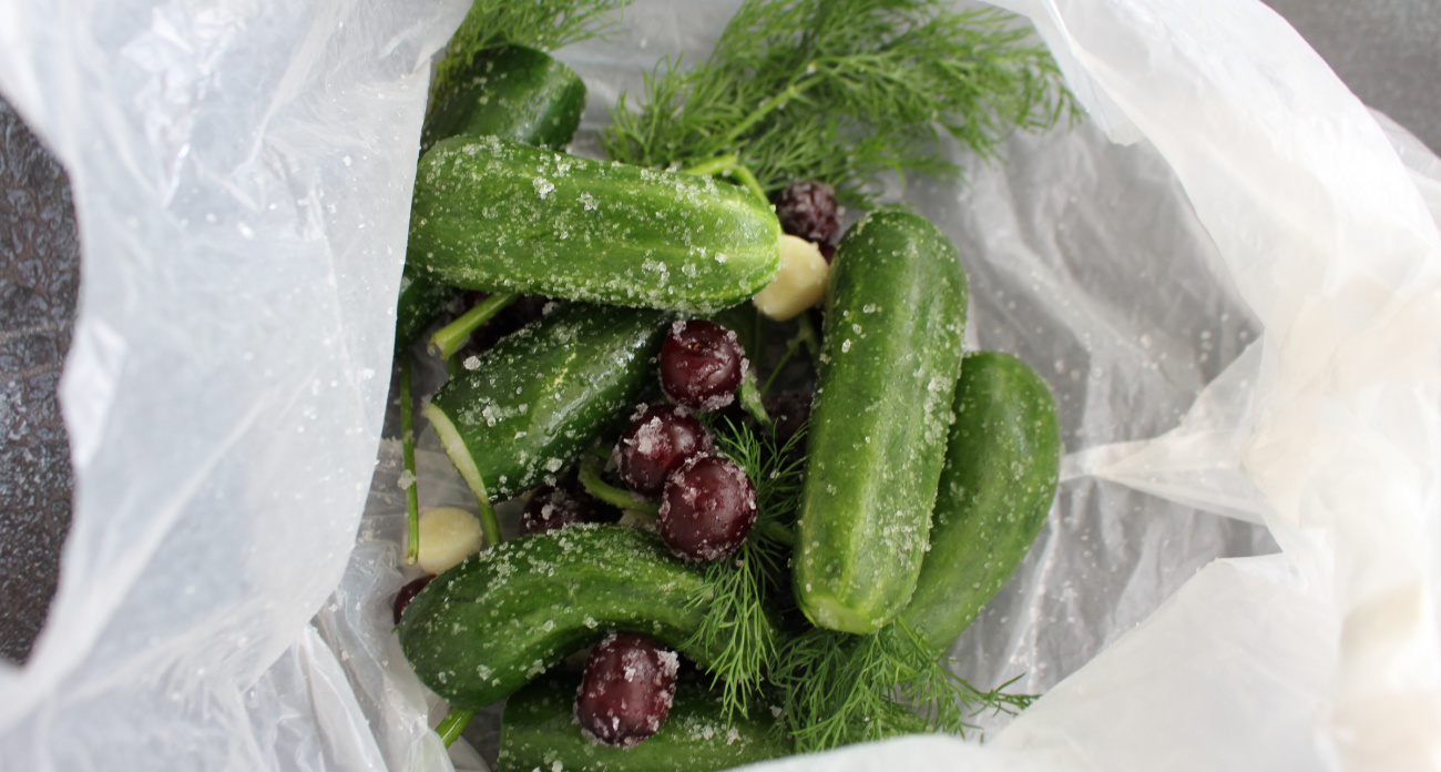 Кидаю в пакет к вишне и чесноку: на выходе невероятно вкусные огурцы - теперь солю только так