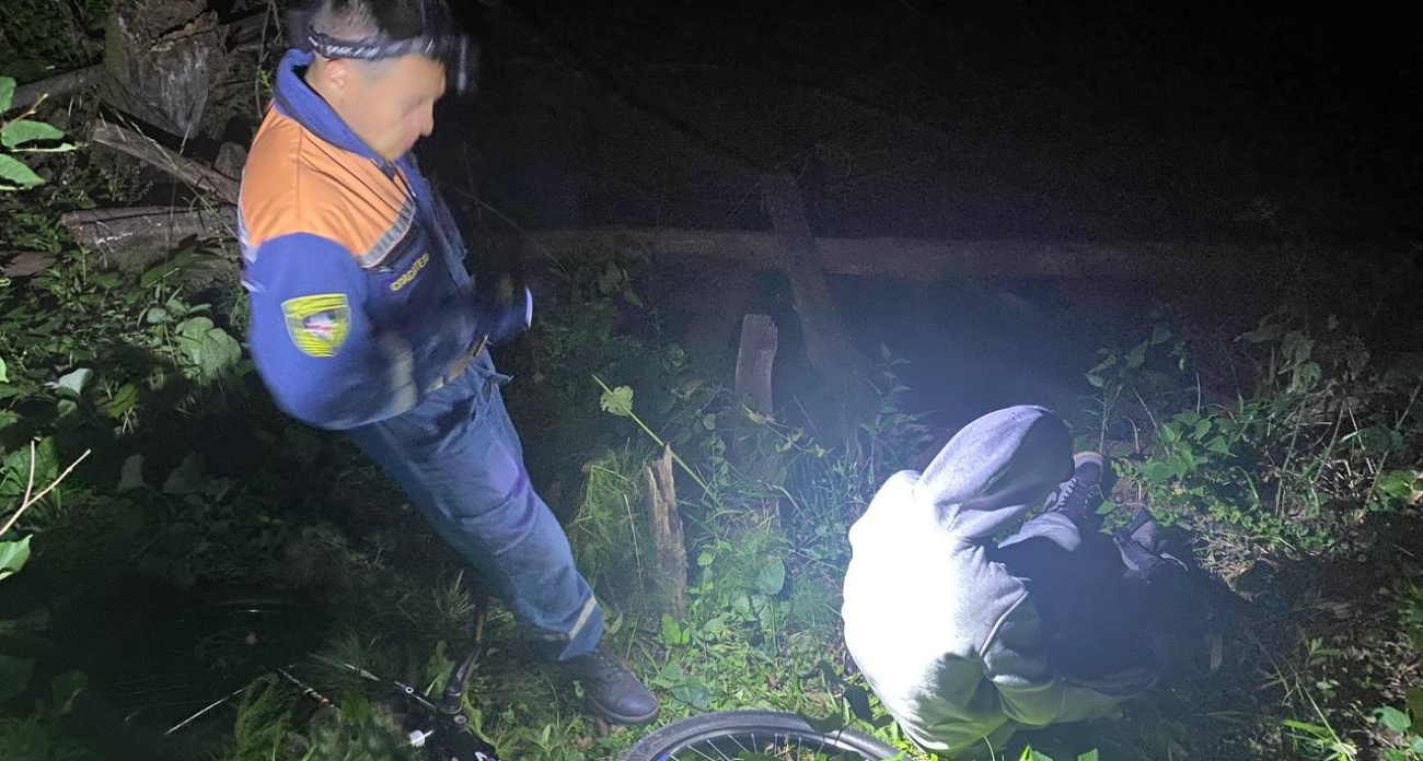 В Чувашии мужчина ехал на велосипеде по лесу и угодил в овраг: сам выбраться не смог