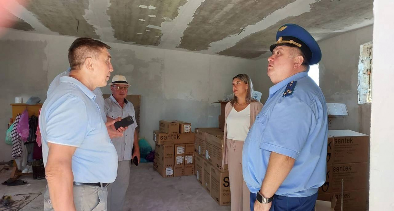 До сдачи две недели, а сделана лишь половина ремонта: в комсомольскую школу нагрянула проверка