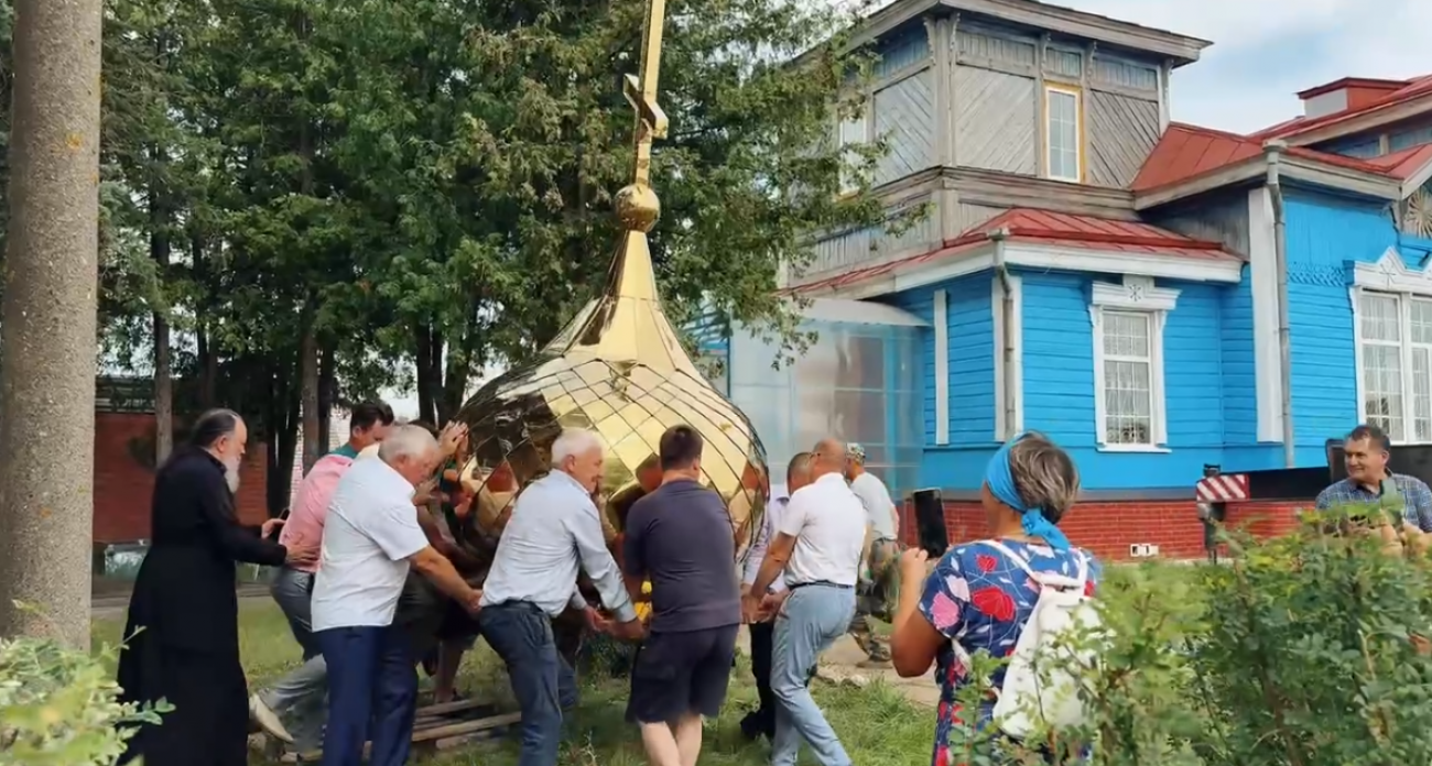 На храме в Шоршелах установили новые купола