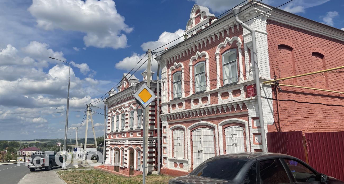 В чувашской глубинке есть целая улица со старинными купеческими домами, в которых расположились магазины и аптеки