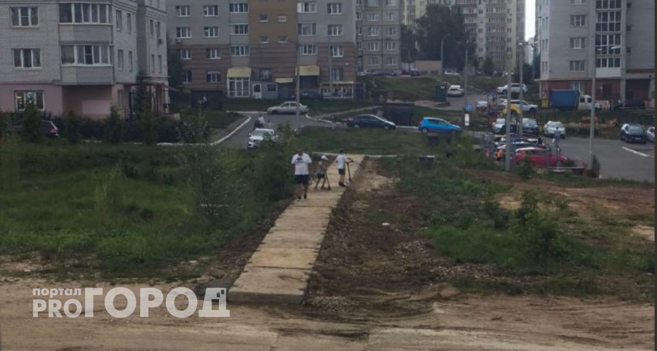 Стало известно, кто вернул жителям улицы в Чебоксарах возможность ходить в магазины и школу, построив дорогу из плит