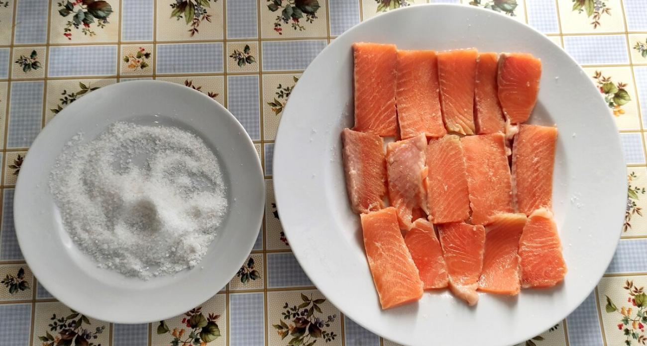 Однажды посолите рыбу дома, и вас будет не остановить: получается в два раза дешевле и вкуснее покупной 
