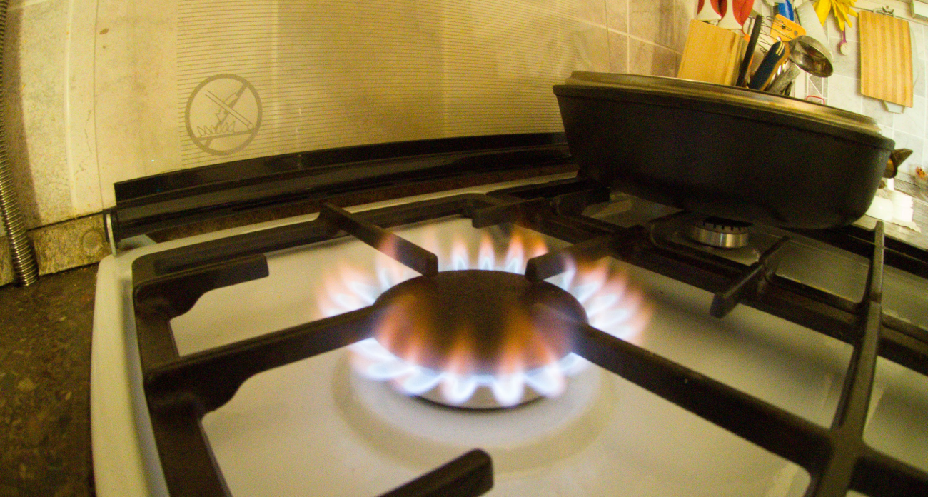 Тру мыло прямо на терке: жир с плиты отходит на раз-два - лучший способ