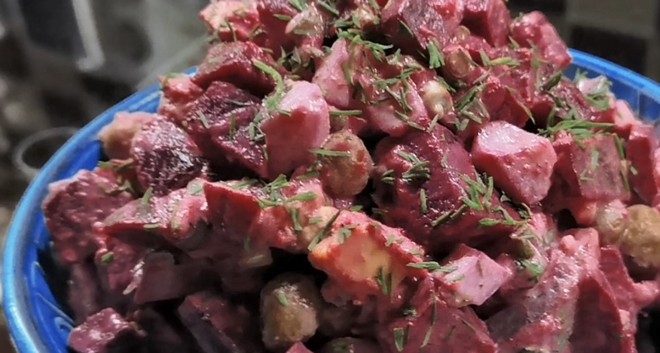 Круче селедки под шубой: этот салат со свеклой просто взрывает рецепторы своим сочетанием 