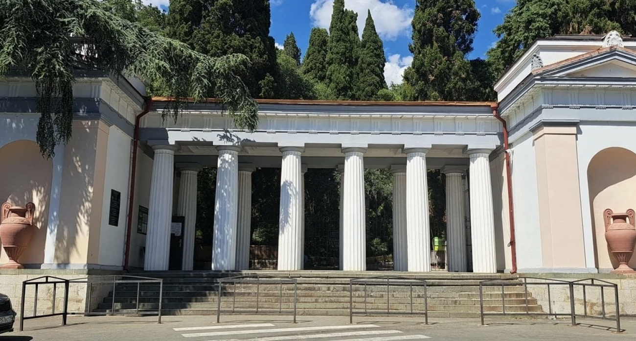 Больше туда ни ногой: 500 рублей за вход — а внутри засохшие цветы и мусор