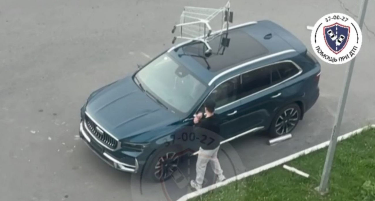 В Чебоксарах неадекват срывал регистрационные знаки с припаркованных во дворе авто