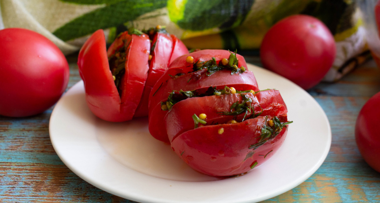 Когда услышала рецепт – не поверила: мариную помидоры за полчаса, все домашние в восторге