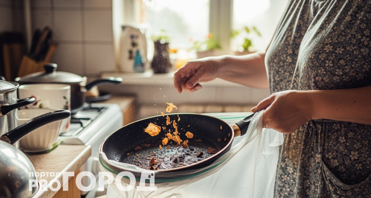 Просто кладу сковородку в пакет: через 5 минут весь многолетний нагар сходит пленкой 