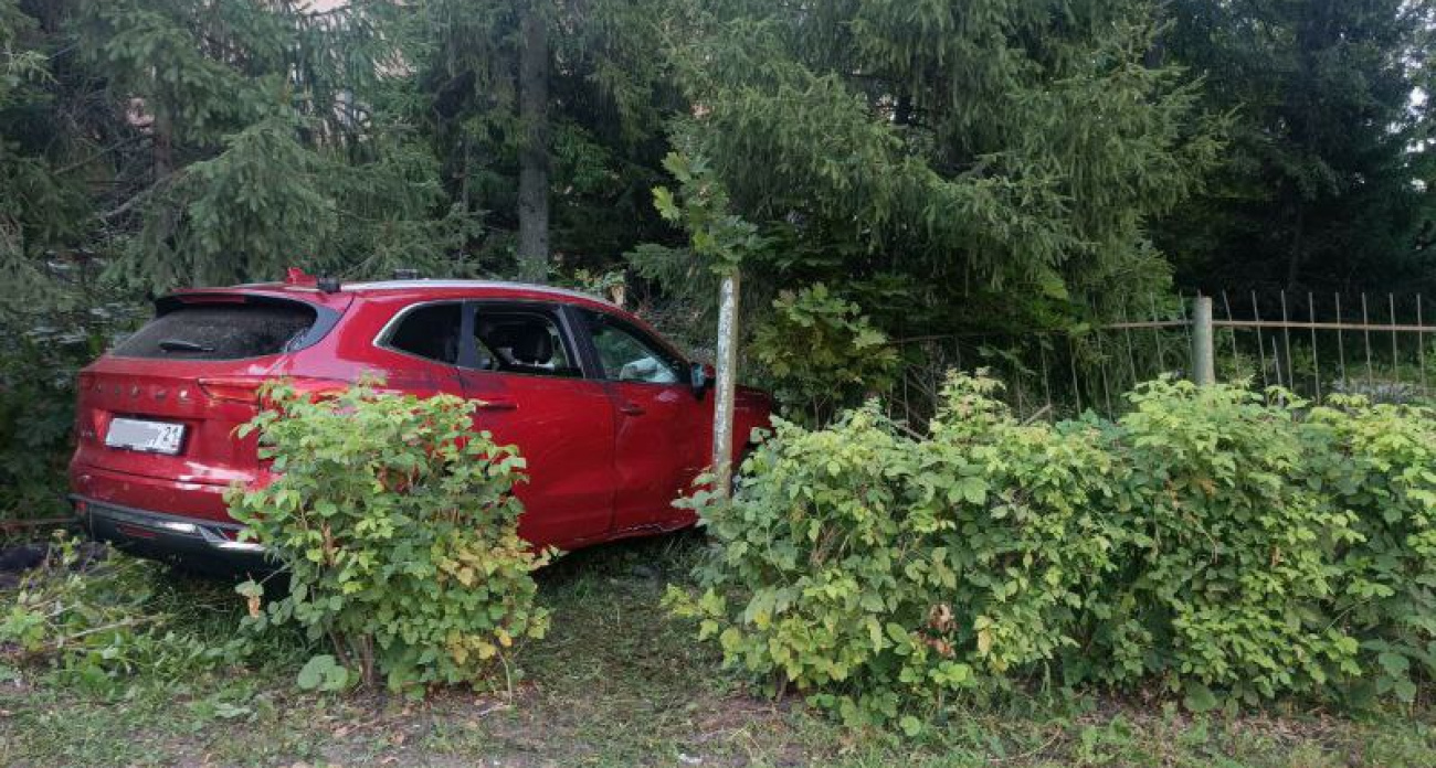 Две пьяные девушки угнали машину таксиста в Чебоксарах и врезались на ней в забор