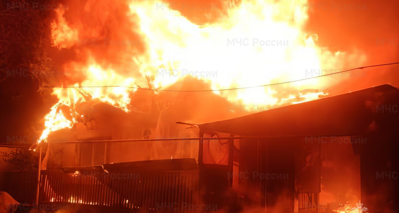Частный дом с хозпостройками сгорел этой ночью в Порецком районе