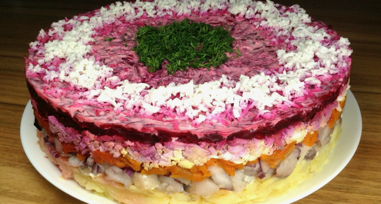 Поменял порядок слоев в шубе с сельдью – уплетаю за обе щеки: честные отзывы гостей