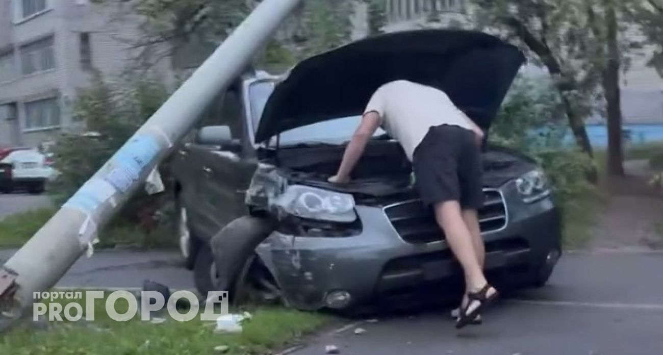 В Чебоксарах автомобиль во время ДТП отбросило в фонарный столб