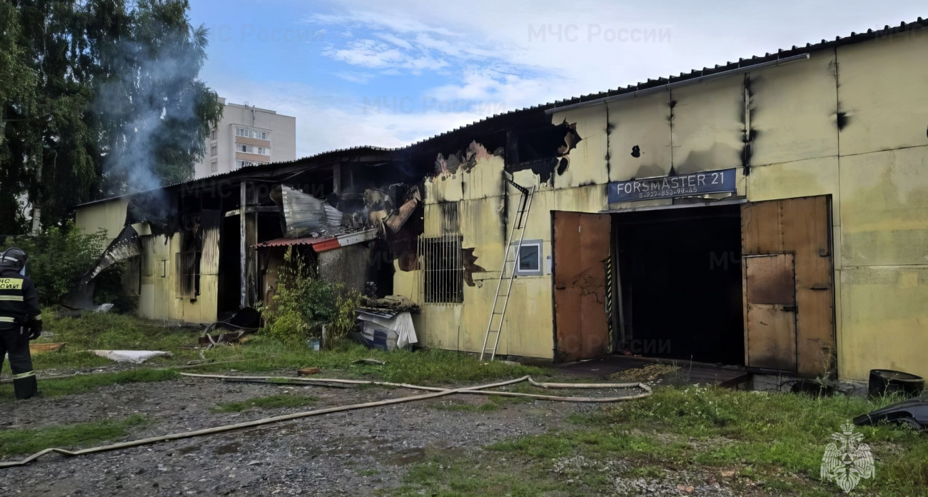 Автосервис и склад загорелись в Чебоксарах: возгорание на площади 250 квадратных метров