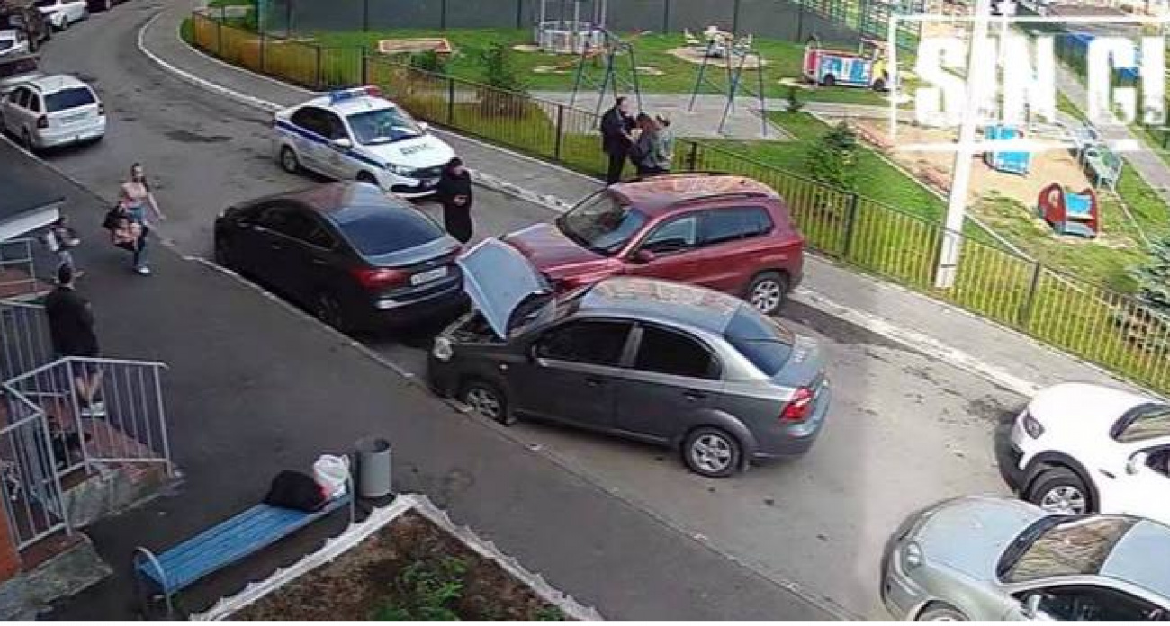 В Чебоксарах пьяный водитель протаранил припаркованные во дворе машины