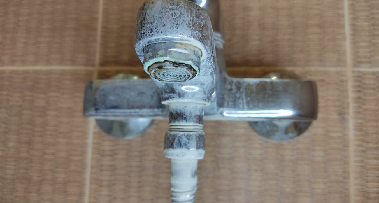 Узнал, как разом очистить кран от налета снаружи и внутри: даже раскручивать не пришлось