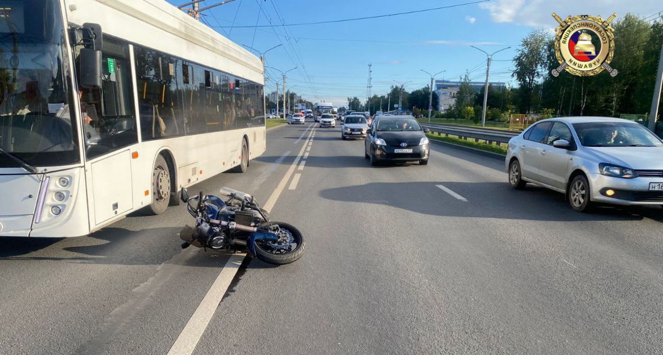 Молодой байкер пострадал при попытке избежать столкновения с автомобилем в Чебоксарах