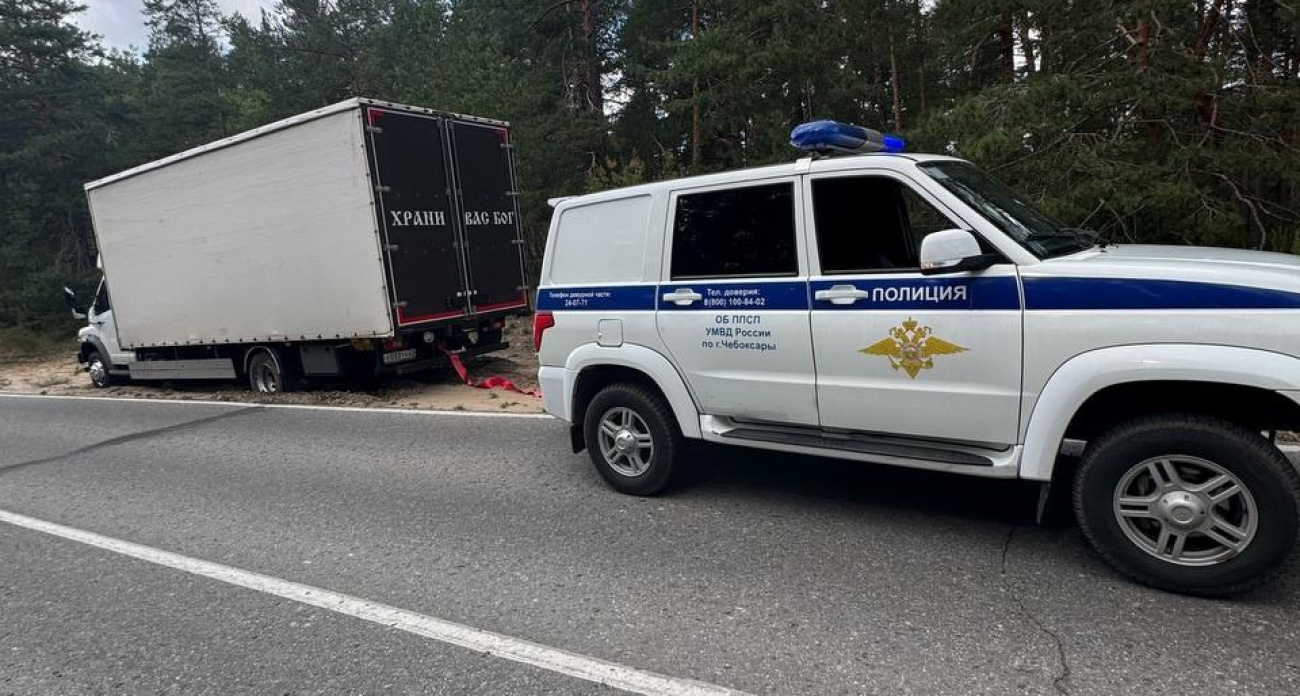 У Волги патрульные полицейские помогли водителю выбраться из песчаной ловушки