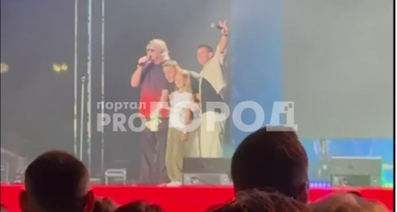 Группа "Иванушки International" пригласила на сцену юную фанатку на концерте ко Дню города в Чебоксарах
