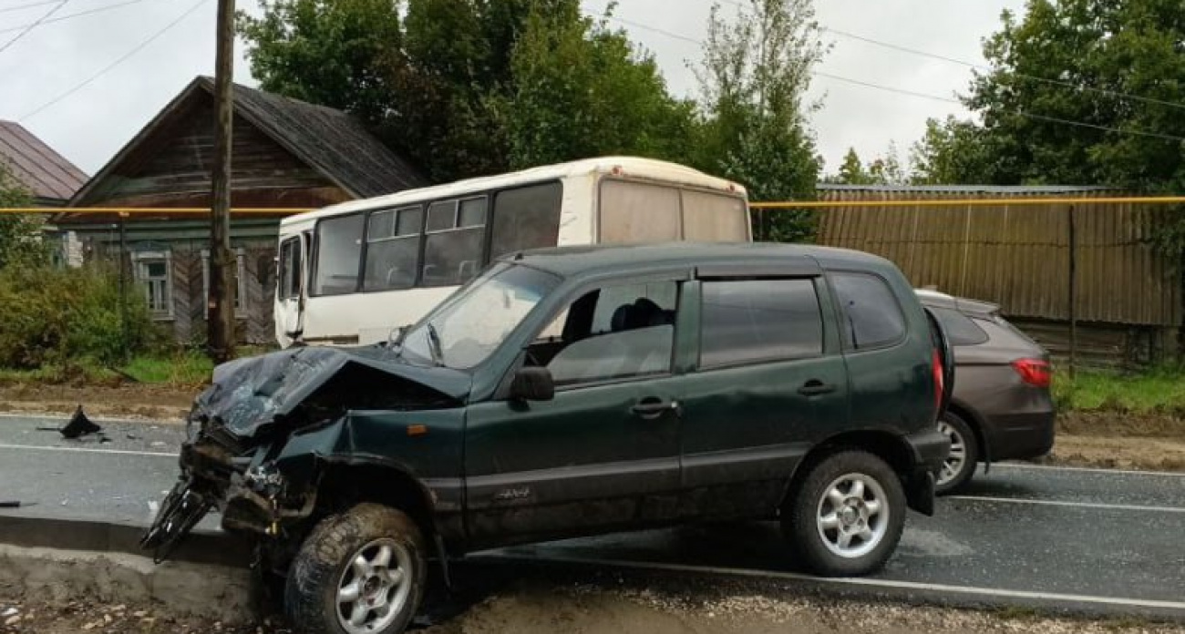 В Чувашии пьяный мужчина за рулем "Нивы" устроил ДТП с рейсовым автобусом
