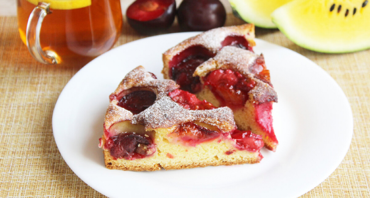 Если некуда деть сливу – заливаю ее тестом: получается невероятный пирог, сбегаются все соседи