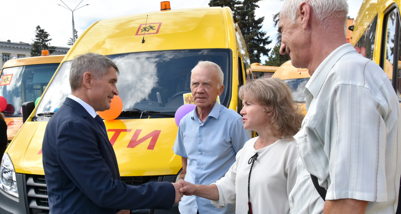 Олег Николаев передал школам Чувашии 39 новых автобусов 