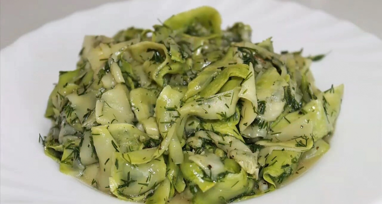 Ничего не нужно жарить, идеально подходит к шашлыкам: рецепт небанальной закуски из кабачков