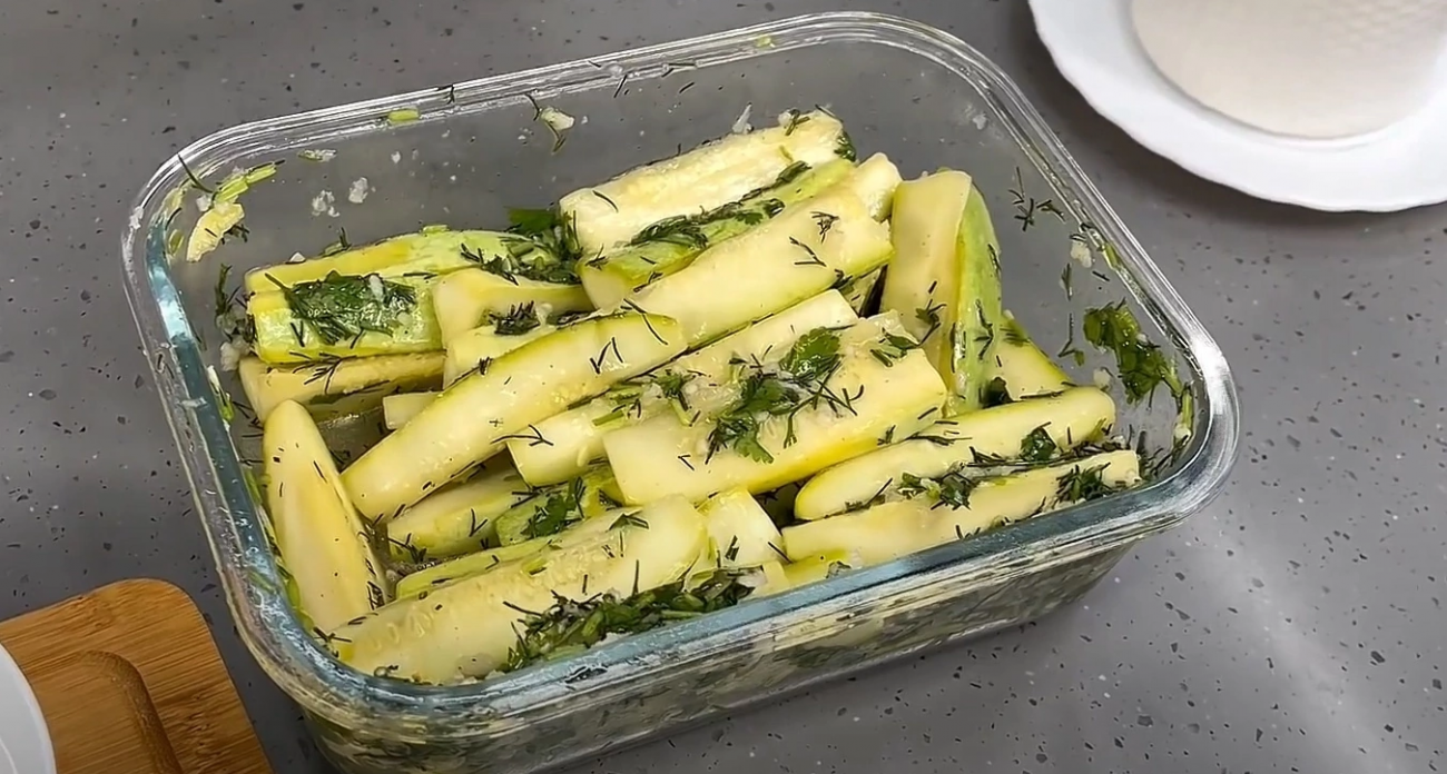 Семья подсела на быструю закуску – хрустящие кабачки "Скороешки" – лучшая альтернатива малосольным огурцам