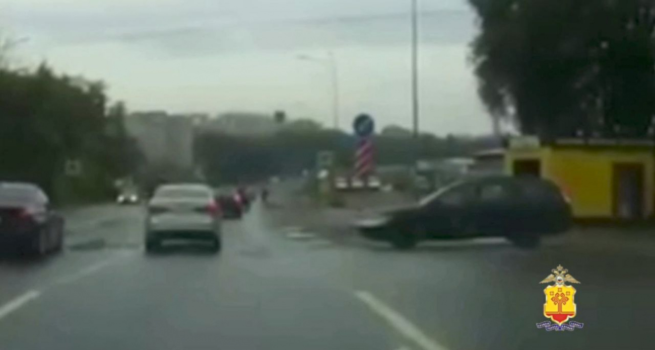 В Чебоксарах водитель БМВ сбил пешехода: того увезли с травмами в больницу