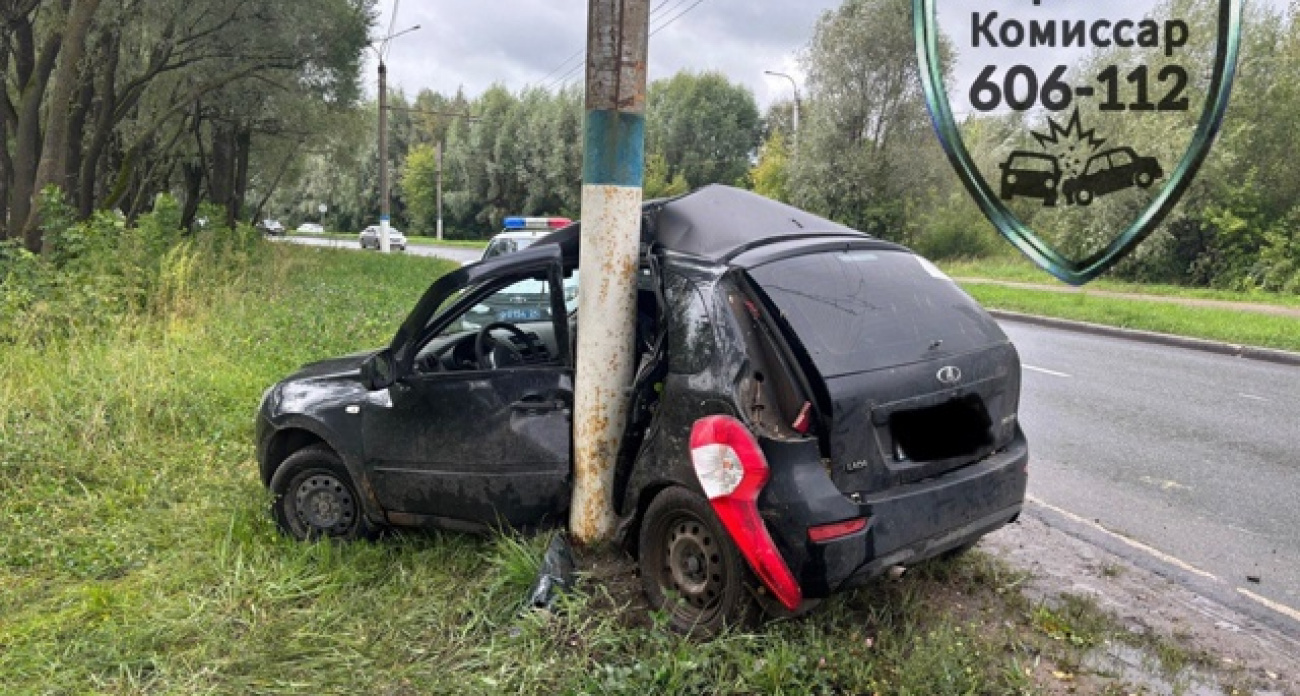 В Новочебоксарске "Калину" смяло об столб: водителя отвезли в больницу