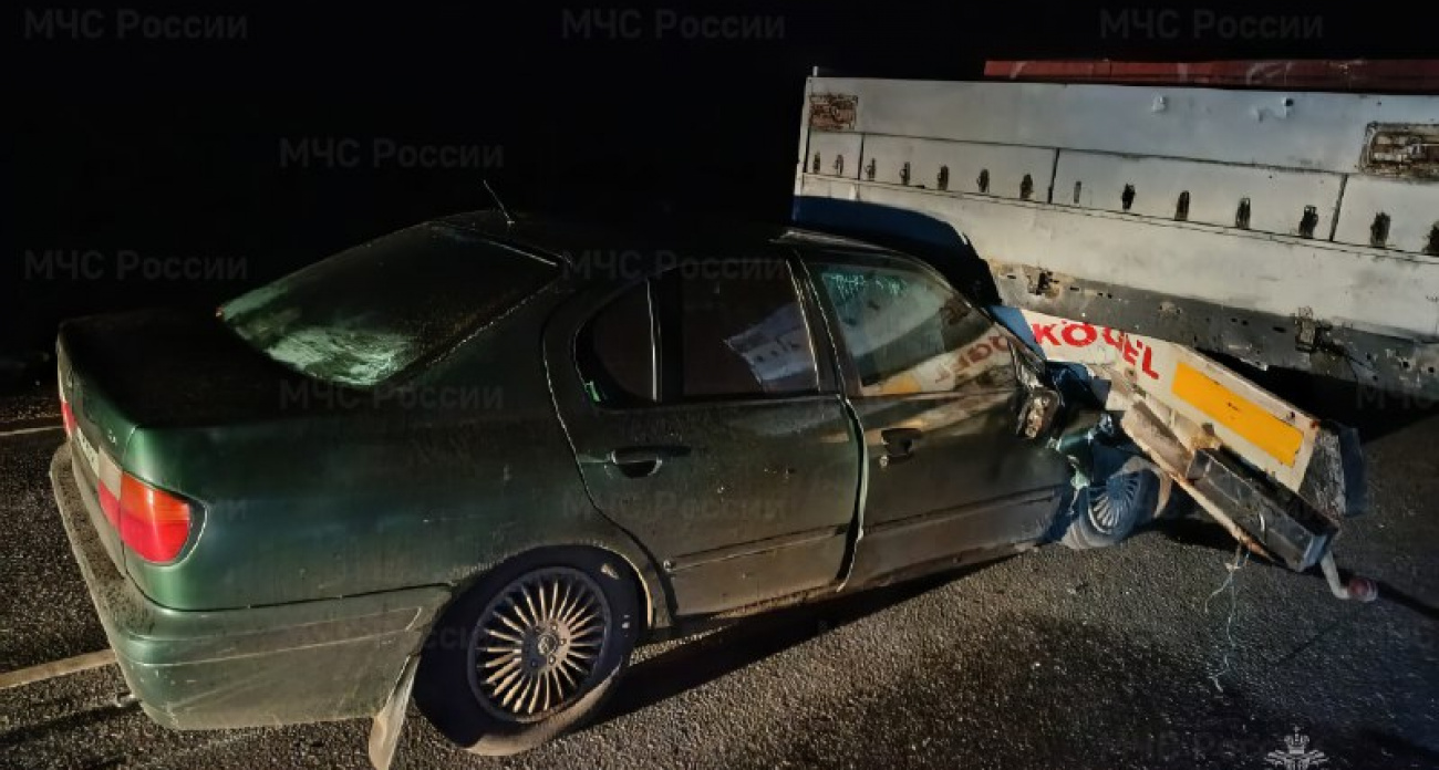 В Чувашии Nissan влетел в грузовик, есть пострадавший