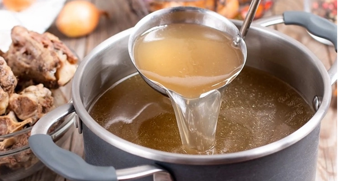 Шеф-повар поставил жирную точку в спорах: нужно ли сливать первую воду при варке мясного бульона 