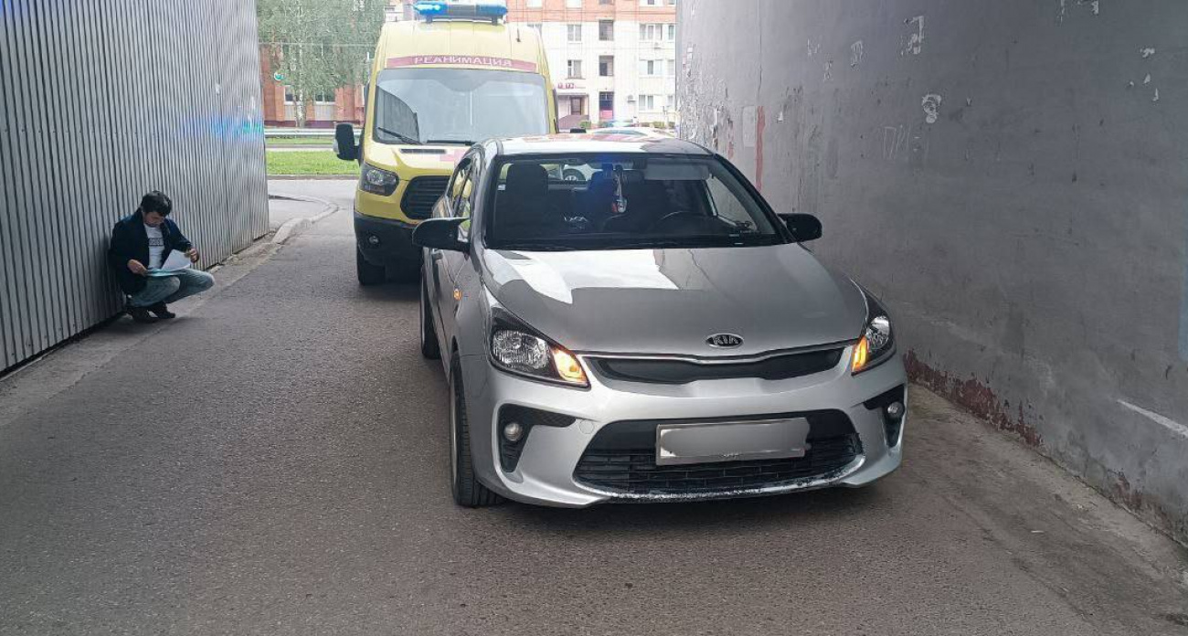 В Чебоксарах Kia Rio сбил школьницу, выезжая из арки