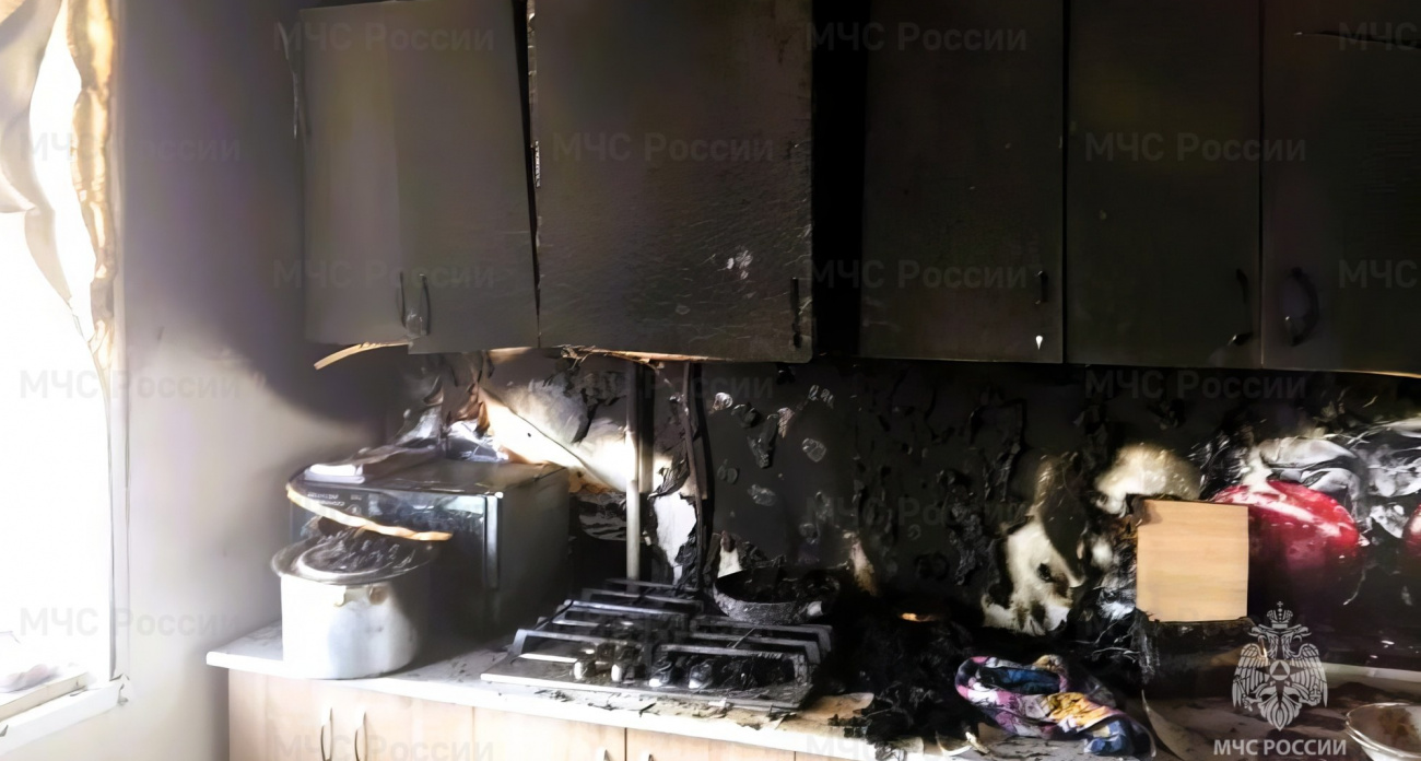 В Канаше неисправный электрочайник привел к пожару, из-за которого сгорела кухня квартиры