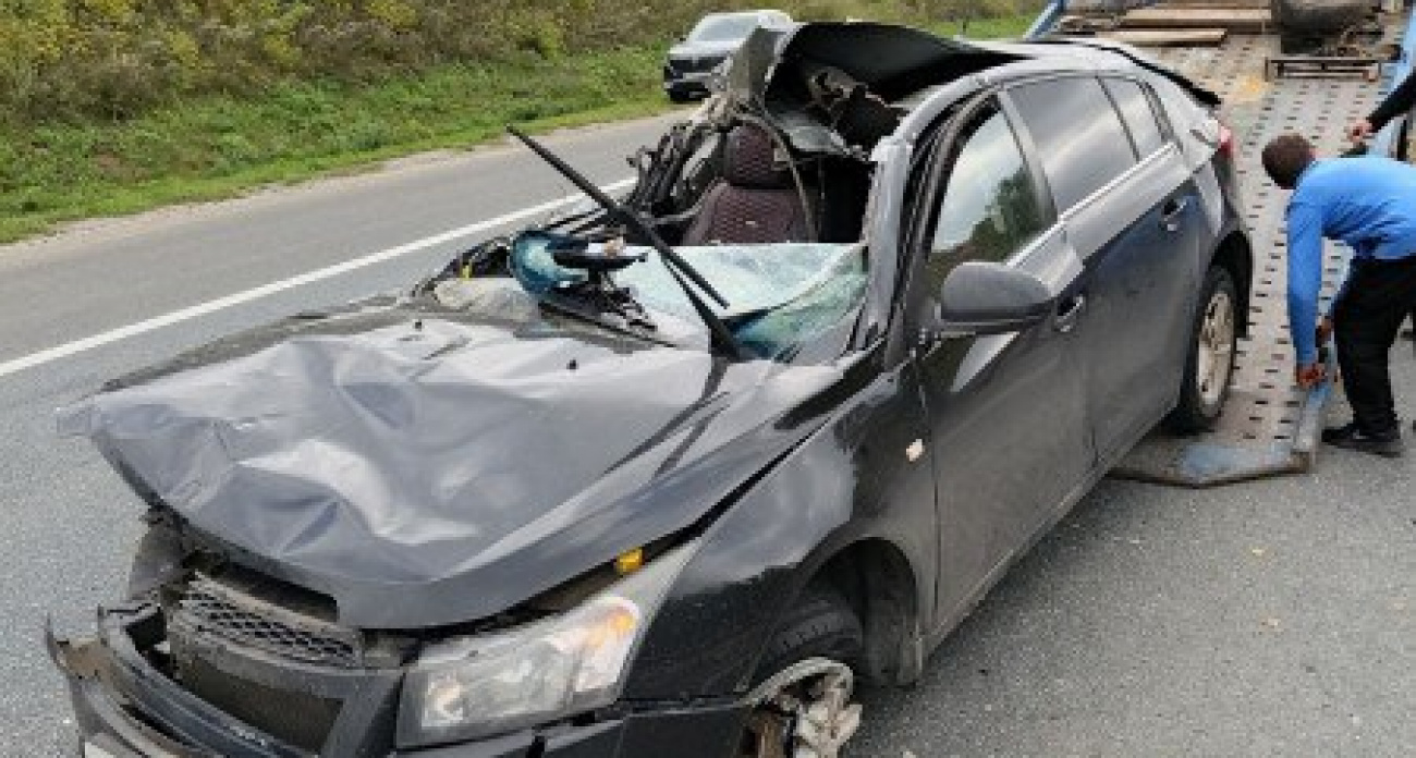 В Чувашии водитель иномарки пострадал, врезавшись в грузовик