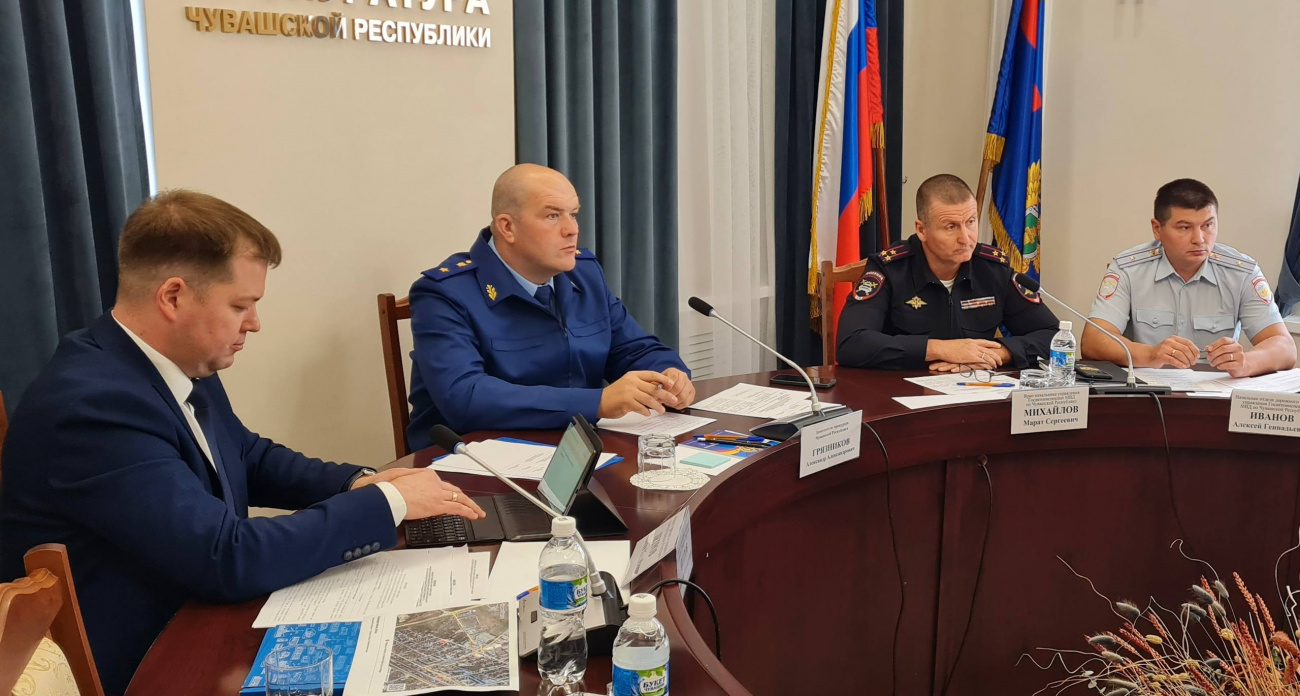 Жители Чувашии пожаловались прокурору на дороги