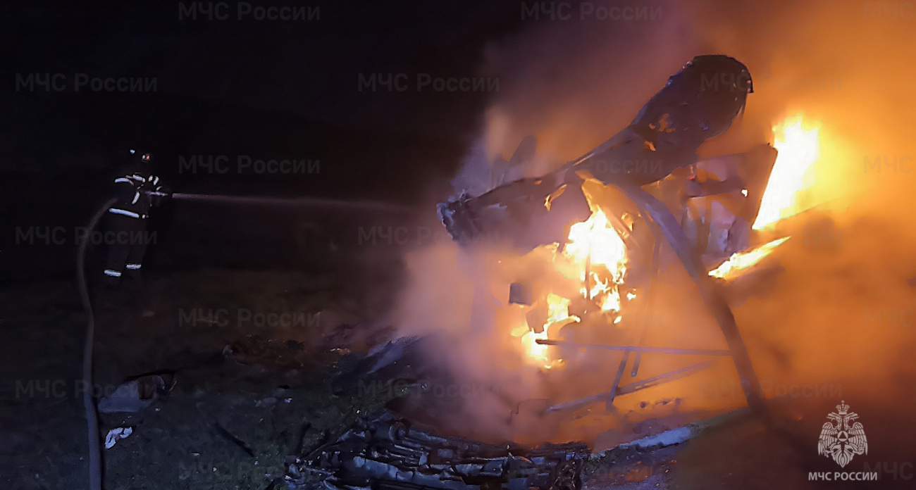 На ночной трассе в Чувашии грузовая "Газель" улетела под мост и загорелась