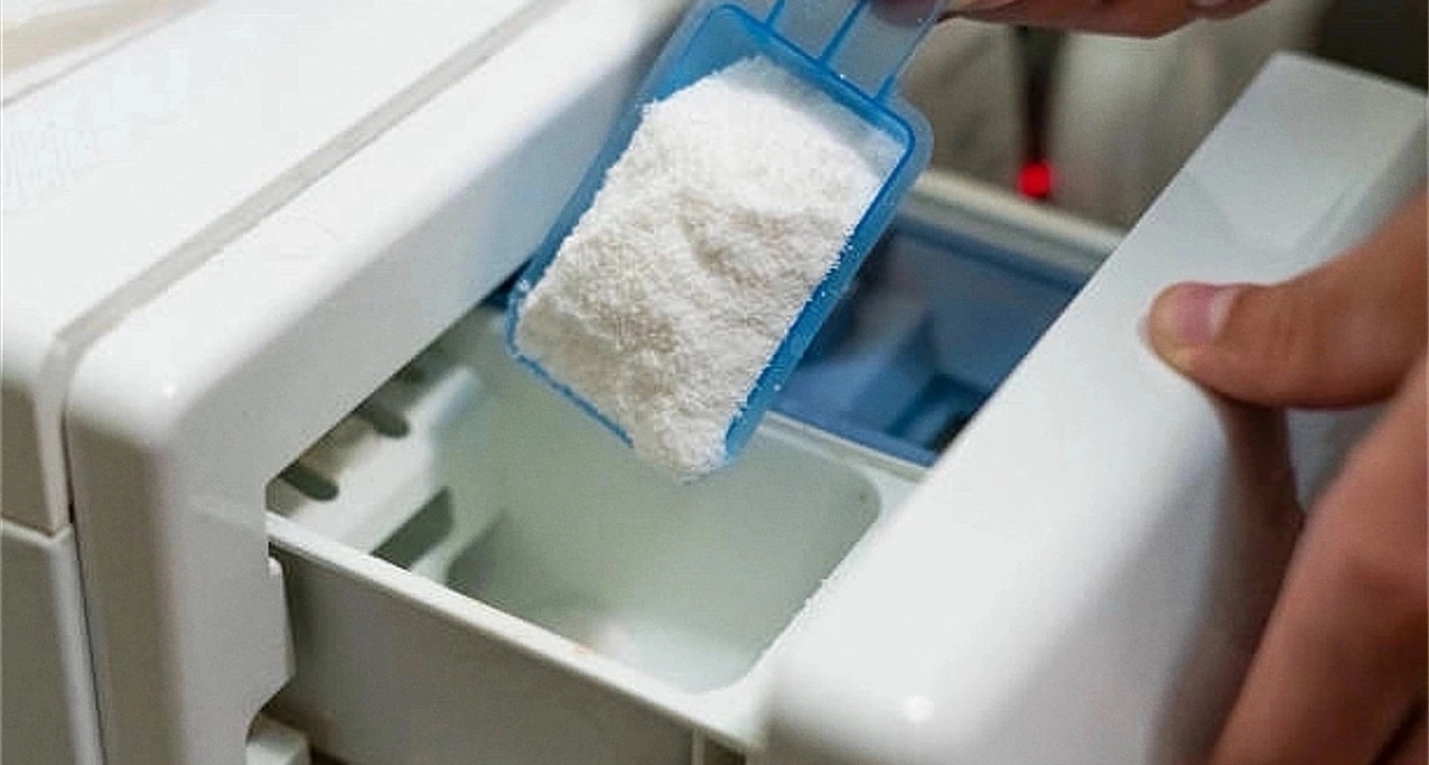 Стоят копейки, а стирают даже лучше премиальных: 5 лучших стиральных порошков по версии Роскачества