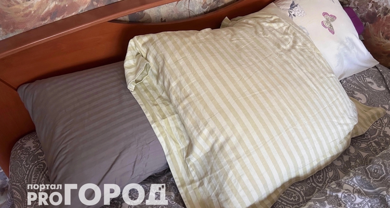 Подруга рассказала про секретный способ: как убрать желтые разводы на подушках за копейки – станут белоснежными 