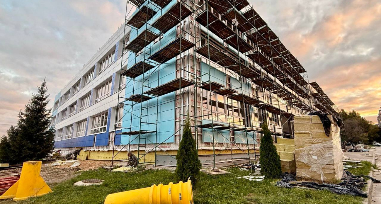 В Чебоксарах ремонтируют школу, где регулярно случались аварии: "Пока работают медленно, надо ускоряться"